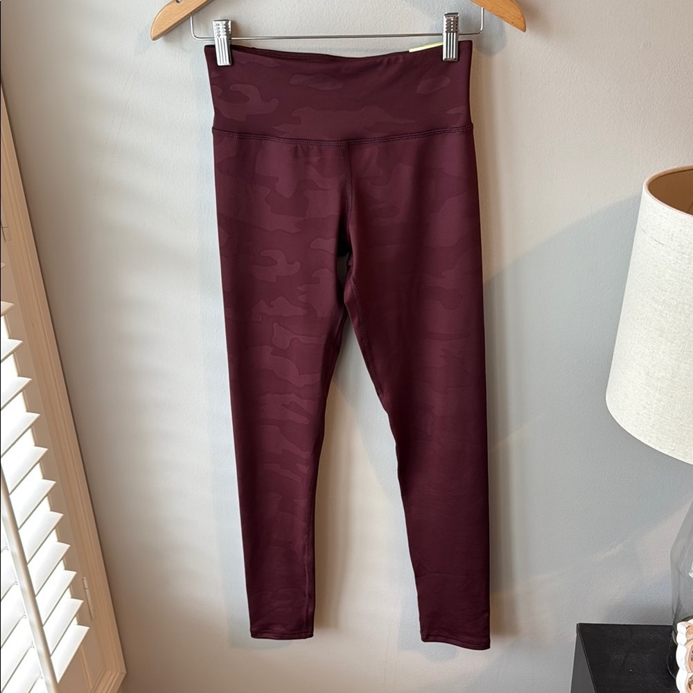 NWT Old Navy Elevate Girls red Camo Leggings‎